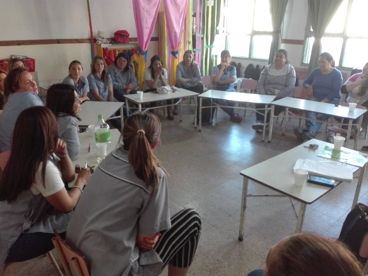 de_jefatura's tweet photo. Hoy #AbcMaestros en el Jardín de Infantes N° 901. Dialogamos sobre la actualización del Diseño curricular, articulación, inclusión entre otros. Gracias por la participación! @Regional_10 @MarianS1974 @InspeccionGral @BAinicial @PiliBertoldi https://t.co/HoIhFmhbTz