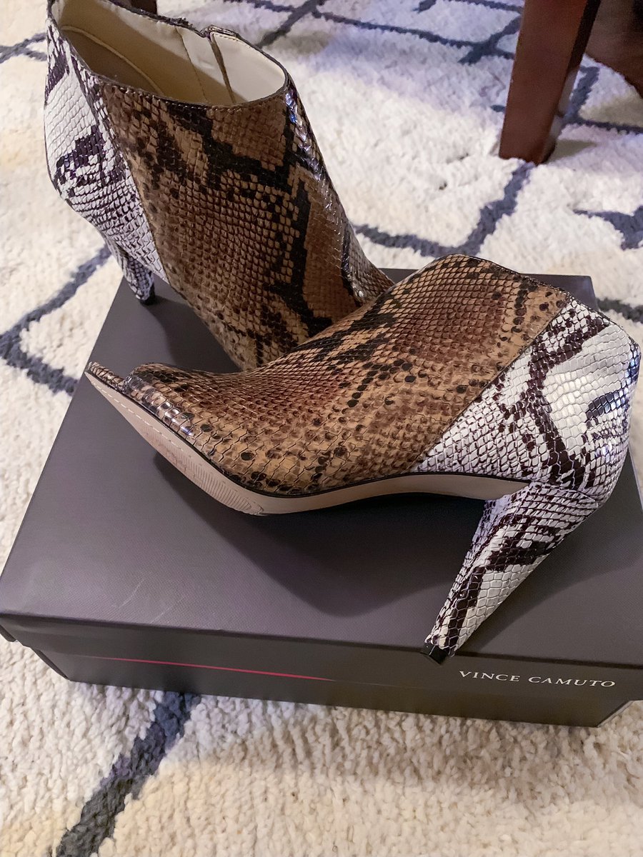 It’s fall 🍁#booties are my favorite fall shoe to wear! 🙌🏽
How adorable are these @vincecamuto snake print dolls? 🐍 Received 10% off my purchase. They also come in a black and a red leather finish. 👌🏽 #bootieseason #snakeskin #fallshoes #animalprint #fashionista #instafashion