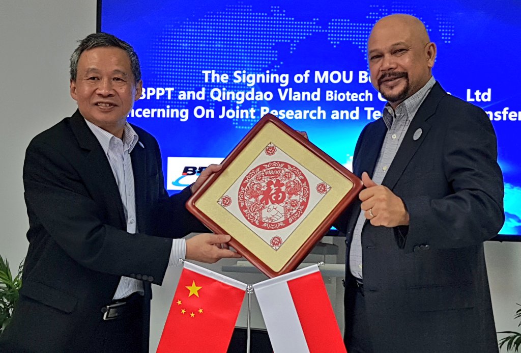 BPPT_RI's tweet photo. @BPPT_RI  terus berupaya menerapkan teknologi, utk mendorong industri nasional, hasilkan produk ramah lingkungan.
Hal inipun dilakukan BPPT melalui kerjasama dengan perusahaan asal Tiongkok, Qingdao Vland Biotech Group Co. Ltd.

#bpptsolidsmartspeed
#teknologiramahlingkungan https://t.co/bdON6IGo9G