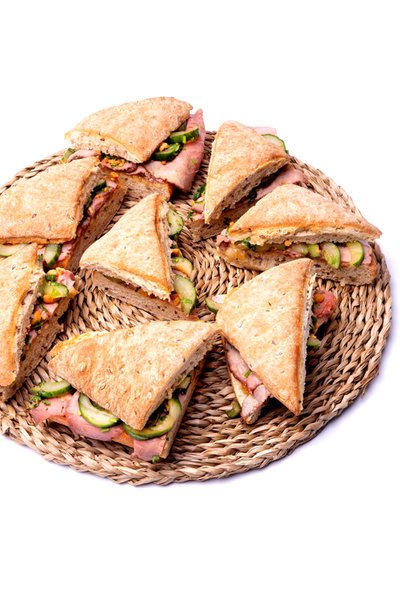 Mangochutney, rosbief, Thaise komkommersalade: dat is het 1-2-3 concept wat we toepassen op deze Quadrino's van <a href="/carlsiegert/">Carl Siegert</a> --> bit.ly/32TllzY