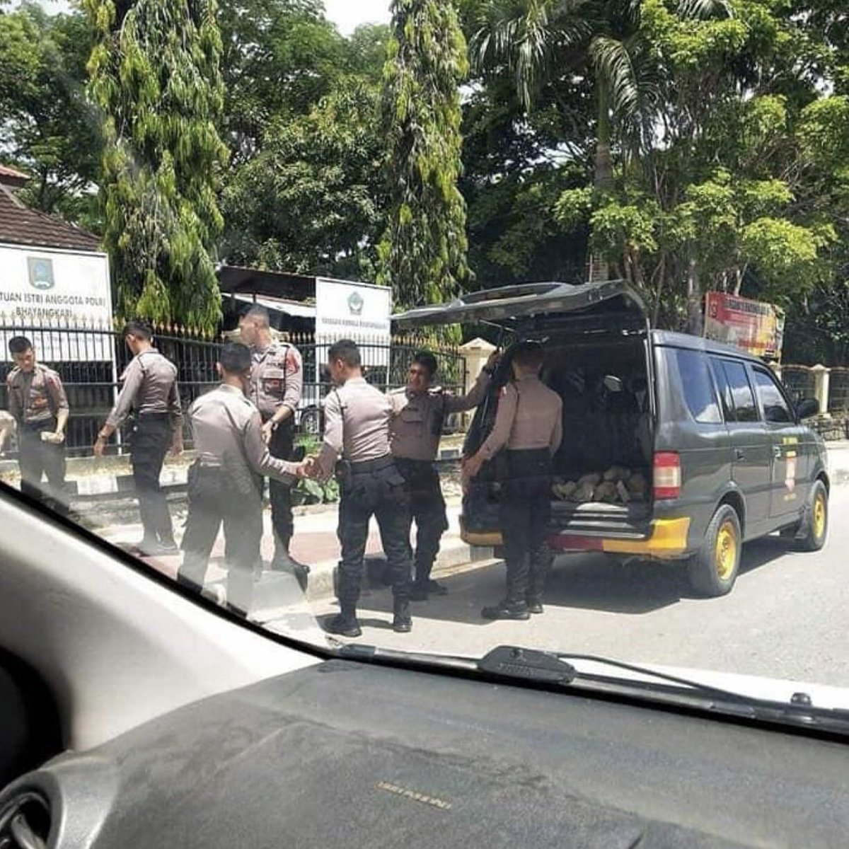 Batunya ada di mobil ini.