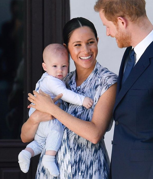 Celebcentralpk's tweet photo. #RoyalBaby #Archie makes an appearance during the #RoyalTourAfrica. Here's a close up of baby with his parents on his first royal tour.
#MeghanMarkle #PrinceHarry #RoyalFamily #DukeOfSussex #DuchessOfSussex #HarryandMeghan #ArchieHarrisonMountbattenWindsor #CelebrityCentral https://t.co/EObZcM3Zln