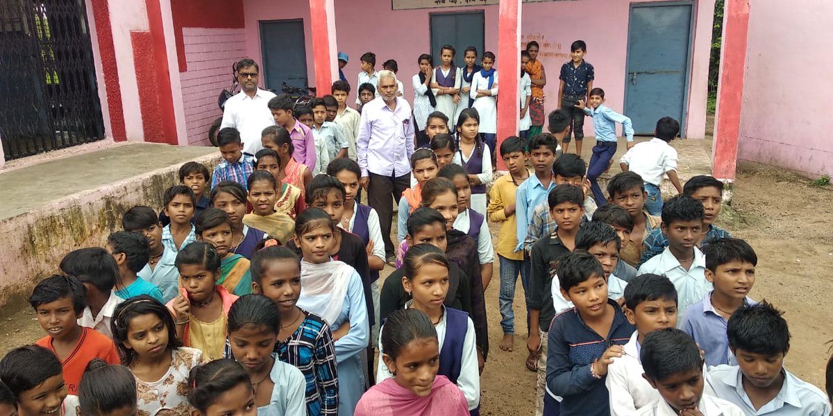 ChildHealthMP's tweet photo. खंडवा के ग्राम सेमरूड के शासकीय माध्यमिक शाला में बाल स्वास्थ्य दूत द्वारा स्वास्थ्य कार्यक्रम का आयोजन हुआ। 

सभी स्कूली छात्र-छात्राओं को रोज की जिंदगी में स्वच्छता अपनाने और लोगों को भी स्वच्छता का संदेश देने की सीख दी गई। 
@UNICEF @healthminmp @MoHFW_INDIA @drvandanabhatia https://t.co/LPtILBa1Ev