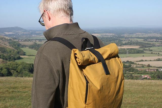 baxleygoods's tweet image. Crisp air, wood fires, the smell of leaves and cosy pubs — I can feel them coming!

The Rolltop. Cumin. 200 bags available in 3 colours, for a limited time. 
#britishmade #rolltopbackpack #rucksack #autumnvibes🍁 ift.tt/2lRuysL