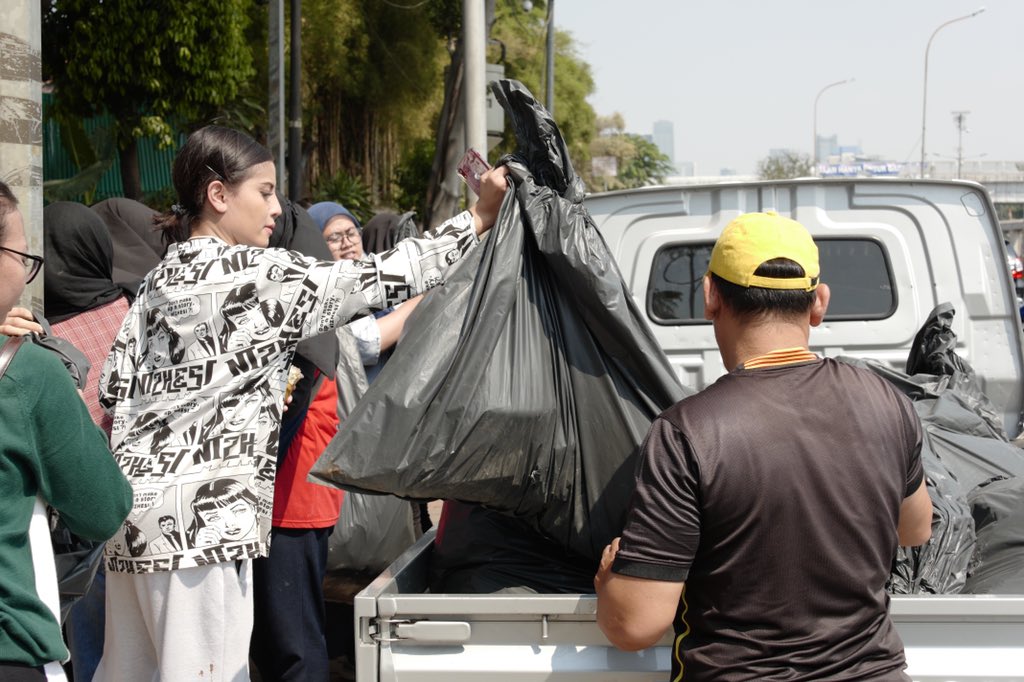 awkarin's tweet photo. Kita juaranya untuk hari ini guys. Terimakasih untuk hari ini. Kalian terbaik! https://t.co/ECkX7Yy4FX
