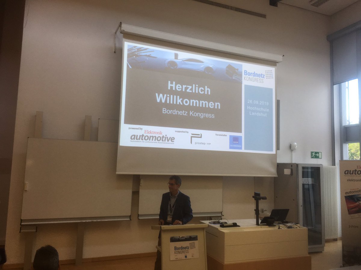 Elektronikauto's tweet photo. #Automotive #BordnetzKongress @GerhardStelzer begrüßt die Teilnehmer des Bordnetz Kongresses 2019 an der @HaWLandshut und Prof. Stoffel spricht das Grußwort als Präsident der Hochschule Landshut. Die Teilnehmer erwartet heute ein interessantes Programm. https://t.co/CFSa6yWgGe