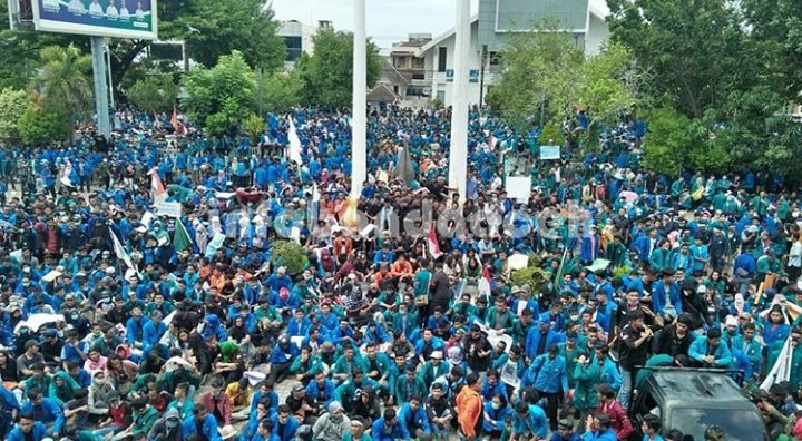 rererenaaaaa_'s tweet photo. Mahasiswa dari beberapa universitas di Aceh.. #kutarajamemanggil #infobandaaceh #ReformasiDikorupsi https://t.co/I17R3fpzcq