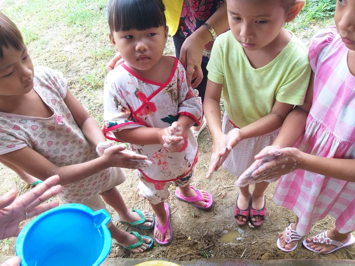 RNagaland's tweet photo. WASH Event conducted under Dimapur Rural Project #PoshanMaah2019 #POSHANAbhiyaan #SahiPoshanDeshRoshan 
@POSHAN_Official @MinistryWCD @smritiirani @Neiphiu_Rio 
@SwasthM @temjentoy @SarahRitse @beti_mon
@DEO_MonDistrict @SPreraksNE https://t.co/RsHuEEQlBI