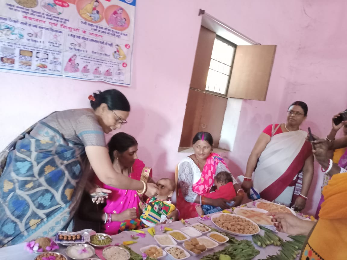 suposhitnalanda's tweet photo. नालंदा जिले के #बिहारशरीफ_ग्रामीण परियोजना में पोषण मेले का आयोजन किया गया जिसमें 6 माह के बच्चों का अन्नप्राशन संस्कार किया गया एवं उपरी आहार/खाद्य विविधताओं के बारे में माताओं को जागरूक किया गया। @POSHAN_Official @MinistryWCD @MoHFW_INDIA @RajivKumar1 @dmnalanda https://t.co/mMxO4hm6jT