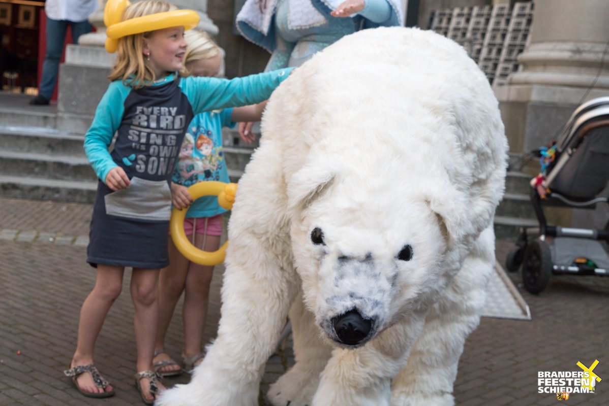Tijdens de #Brandersfeesten kun je op de #Hoogstraat plotseling oog in oog komen te staan met een beschermde, uitheemse of zelfs uitgestorven diersoort. Het advies is om vooral rustig te blijven en ervan te genieten dat je dit prachtige beest zo dichtbij kunt naderen. #Schiedam