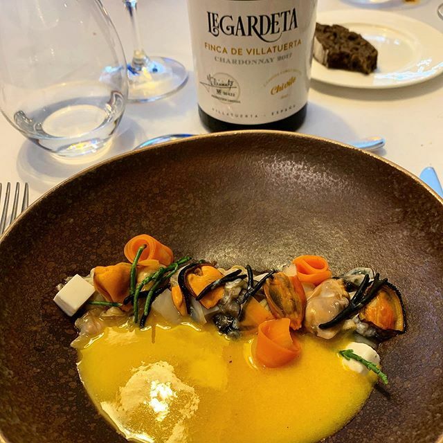 WineloversVins's tweet photo. Sopa de pastanaga amb marisc, gaudint del súper menú d’ @er_occitan #Bossots #VallDAran amb un vi a l’alçada #VillatuertaChardonnay #wine @chiviteestates #winelovers #Navarra https://t.co/l44Uocjltr https://t.co/hVB2rL23fM