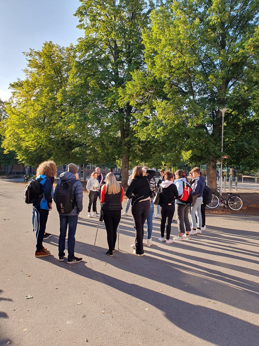 Samarbetsövningar årskursvis #Häggviksskolan #SMKlasser. Det krävs en del samarbete att organisera för 740 elever och det klarar förstås två kompetenta lärargrupper #solskol #samarbete #lärakänna