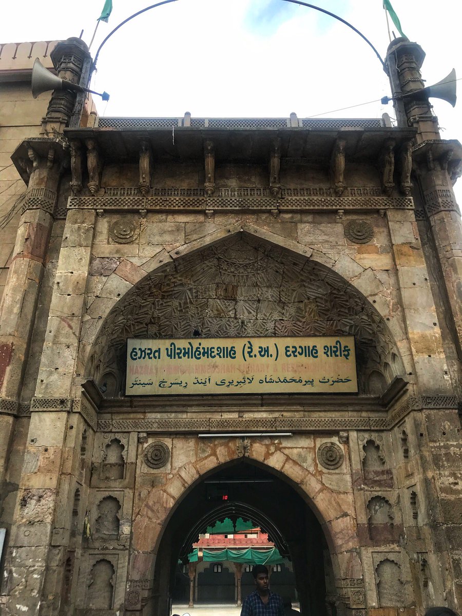 kevinshah91's tweet photo. The narrow lanes of old Ahmedabad are littered with some exquisite architecture of the Gujarat Sultanate era! #throwback #throwbackthursday #tbt #art #architecture #architecturephotography #ahmedabad #footprintsofkevin #picoftheday #photography #Gujarat #India #incredibleindia https://t.co/U6hkPzuozY