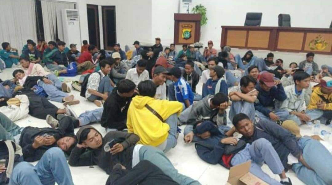 #STMmelawan ditahan polisi? Haha santuy mamank serasa di rumah nenek