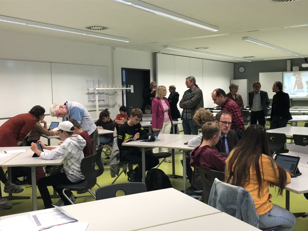 annekatweiss's tweet photo. 9 Stunden später - Schuleinweihung ein voller Erfolg - OB Janik @erlangen_de lässt sich Arbeit mit Tablet zeigen - andere SuS zeigen Arbeit mit #iPad und @BookCreatorApp  und #mBook Abschluss mit bestem Buffet von Maurizio &amp; Paula @lernendigital @HeinzBenjamin #BayernEdu https://t.co/o2Mx6fxIlg