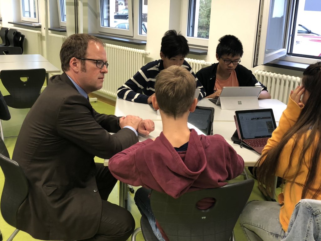 annekatweiss's tweet photo. 9 Stunden später - Schuleinweihung ein voller Erfolg - OB Janik @erlangen_de lässt sich Arbeit mit Tablet zeigen - andere SuS zeigen Arbeit mit #iPad und @BookCreatorApp  und #mBook Abschluss mit bestem Buffet von Maurizio &amp; Paula @lernendigital @HeinzBenjamin #BayernEdu https://t.co/o2Mx6fxIlg