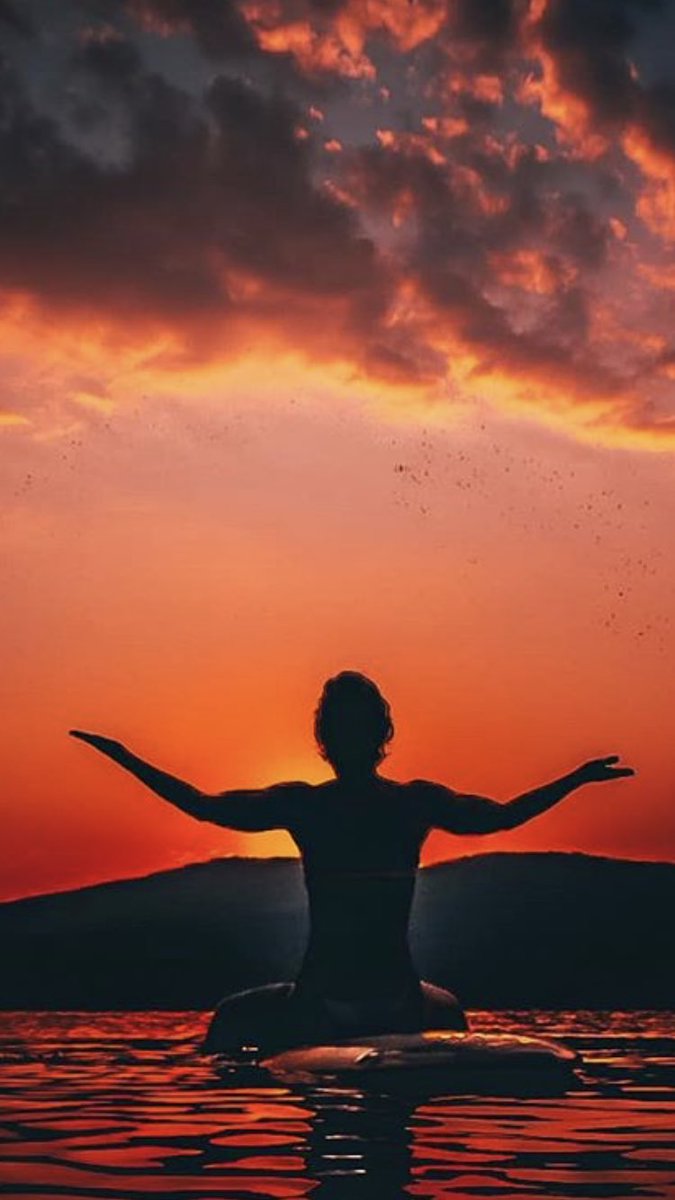 “Yaşantımızda, bıkkınlığımız ne olursa olsun,
O bıkkınlıkların dışında, coşkuyla akan bir HAYAT olduğunu unutmamak lazım...”
~Azra Kohen~

Hayatımız, bizi tamamlayacak değerlerle dolu olsun...
Gün💫Aydın☕️🍂🦜🍃