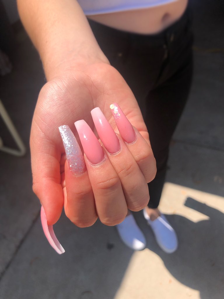 _robledoyuselyn's tweet photo. ❗️To all my #AZ girls ❗️Not only do I do makeup but I also started doing nails !  All my sets are starting at  $15/$20 rn ! 😘😘 #retweet To help a sister out ❤️❤️❤️ https://t.co/VOOwEckgck