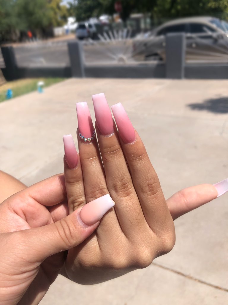 _robledoyuselyn's tweet photo. ❗️To all my #AZ girls ❗️Not only do I do makeup but I also started doing nails !  All my sets are starting at  $15/$20 rn ! 😘😘 #retweet To help a sister out ❤️❤️❤️ https://t.co/VOOwEckgck