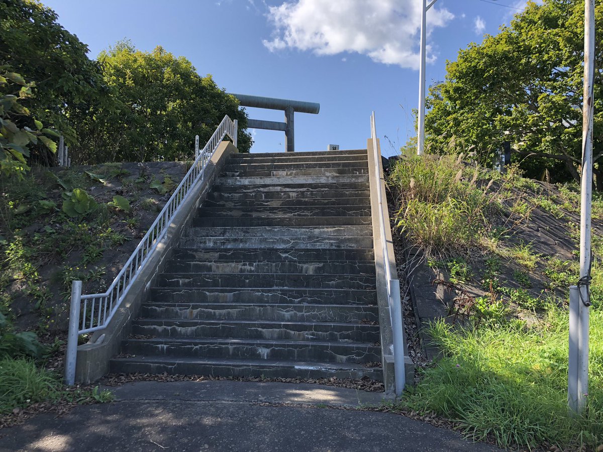 キャッスル 杏奈が信子に 太っちょ豚 と言った七夕祭りの会場となった神社のモデルと思われる 厚岸駅近くの真龍神社です 劇中では階段の上と下に鳥居がありますが 実際には階段を昇った先に2つの鳥居があります 思い出のマーニー