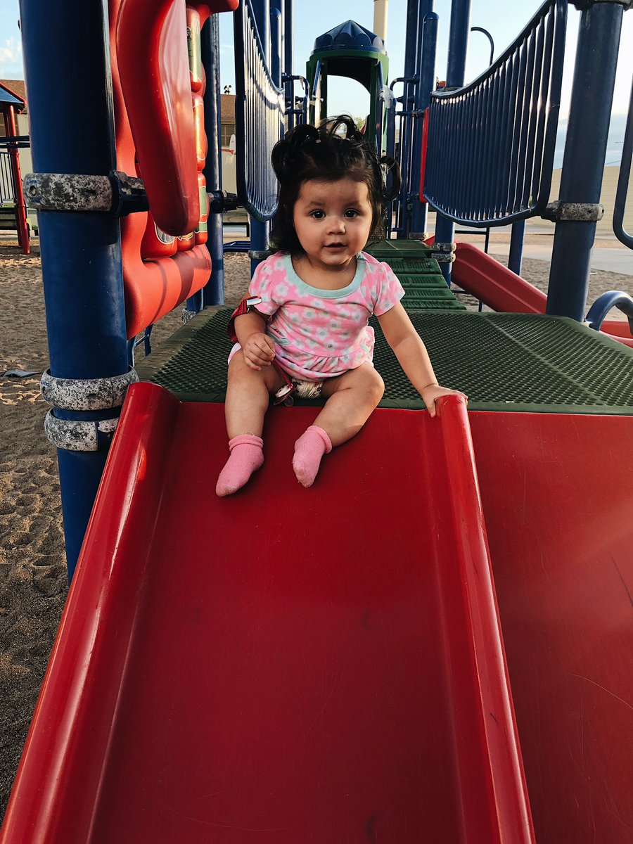 selenaestradaa's tweet photo. I heard it was national daughters day? My fat lady today🖤🖤🖤🖤 https://t.co/VzCMtkxgom
