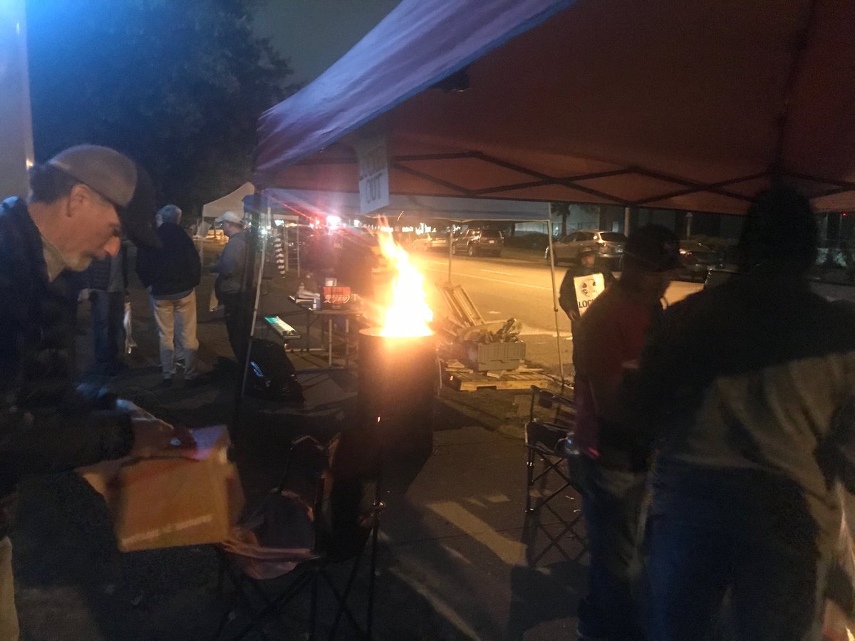 calix's tweet photo. #RT @iamawcanada: RT @WalterGerlach1: Proud Fighting Machinist’s tearing down the Picket Line after achieving a Desirable Collective Agreement after being Locked Out by AVCORP Industries. We want to thank everyone for your Solidarity and support. https://t.co/oepW8Q7uou