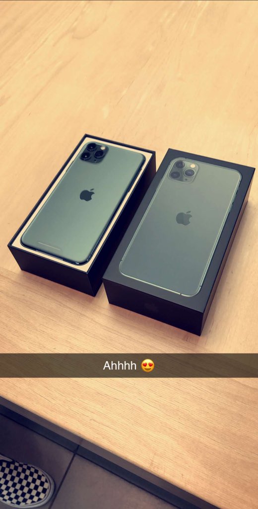 iSpideyGio's tweet photo. Dam loving this phone 😍#iPhone11ProMax #MidnightGreen #AppleSeason https://t.co/HVvxv1uAmQ