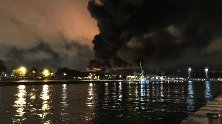 ici_hnormandie's tweet photo. DIRECT - Incendie à l'usine Lubrizol de Rouen : 
> le préfet recommande d'éviter tout déplacement inutile, 
> pas de toxicité aiguë dans le nuage de fumée mais des analyses sont en cours https://t.co/0giPIyAeBc https://t.co/zeoNYJJma4
