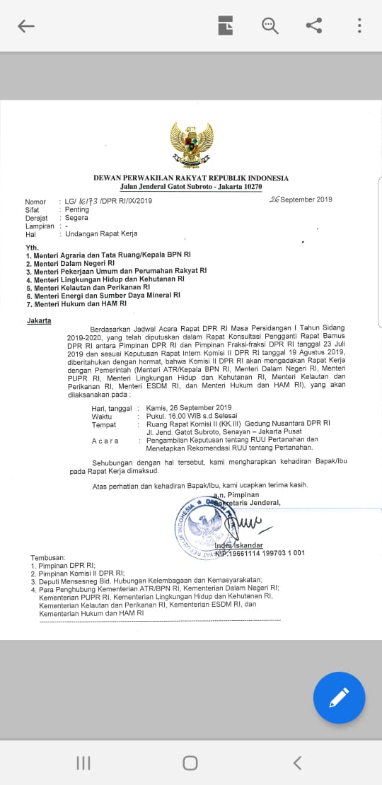 SeknasKPA's tweet photo. Setelah semalam Kementrian ESDM menyerahkan DIM RUU Minerba ke Komisi IV. Hari ini DPR RI melakukan kerja pembahasan RUU Pertanahan. Ada main belakang lagi? Jangan lengah kawan-kawan. Terus dikawal. #TolakRUUPertanahan #AwasDigusur https://t.co/2qc3tMWn1d