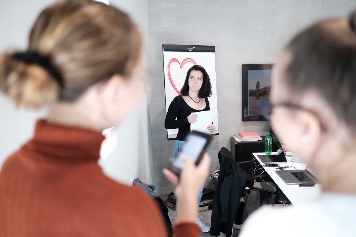 Gestern durften wir (<a href="/naomimeran/">naomi</a> und ich) von <a href="/meetmaker_ch/">Meet Maker</a> für die Lernenden der <a href="/Raiffeisen_CH/">Raiffeisen CH</a> einen Instagram-Workshop durchführen. Mega cool wie technik- und online-affin die Jugendlichen sind. Ich habe selbst viel gelernt.