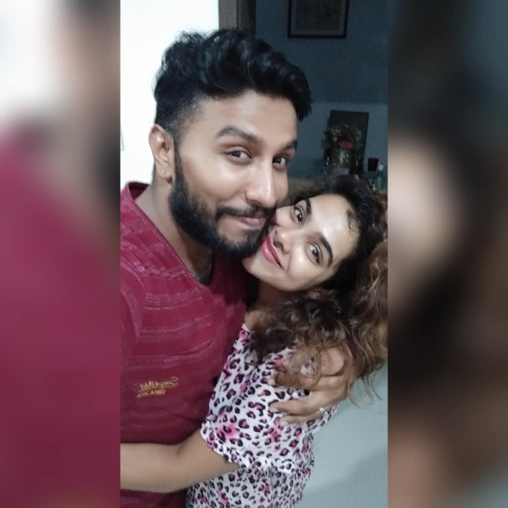 Shivakumarr222's tweet image. A man's best friend is the measure of his worth!You made me recognize my worth dearest sandhya.When a girl,married&amp;amp;a mom holds her best bud so tight shows how much comfortable &amp;amp; safe she feels! I'm so proud I give u that trust&amp;amp;safety feelings #kadhalsandhya #happybirthdaysandhya