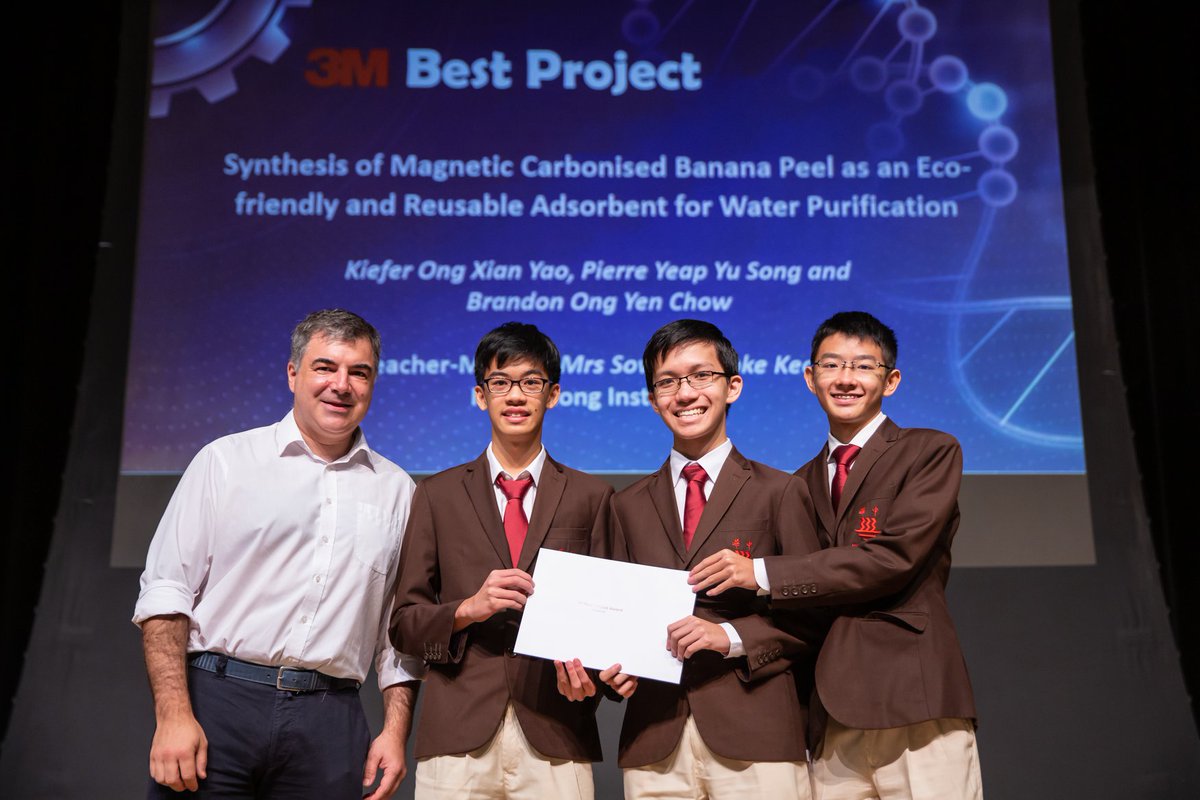 NUSingapore's tweet photo. Physicist Sir Novoselov, @NobelPrize winner &amp; NUS Distinguished Prof of Materials Science &amp; Engineering, met &amp; inspired young scientists @ the recent @MOEsg Youth Science Conference! #FunFact: He's the 1st Nobel Laureate to join a 🇸🇬university — https://t.co/UaYYEIFg0B #NUSImpact https://t.co/Mq6F9ds0I4