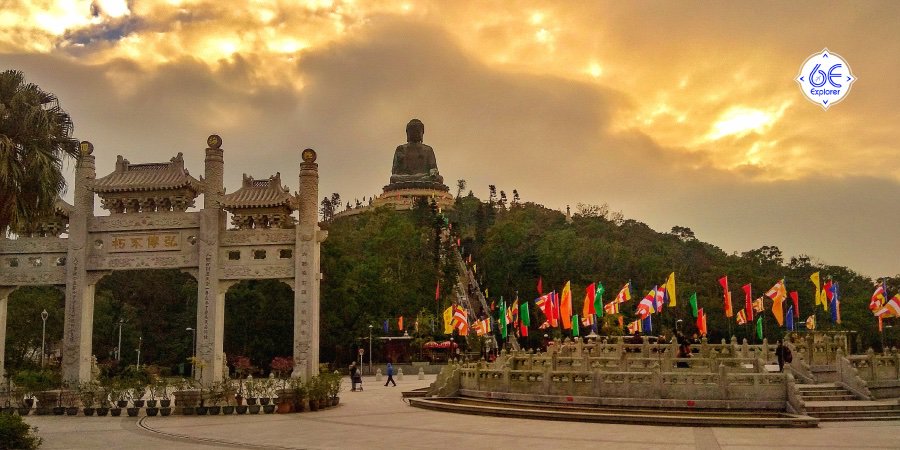 IndiGo6E's tweet photo. Sitting 34 metres high and facing North, this majestic bronze Buddha unveiled in 1993 is a major tourist spot in Hong Kong. Plan your next trip to Hong Kong to witness the Tian Tan Buddha. 📸@travelwithsulu. #6Ewanderlust #6Eexplorer #LetsIndiGo #travelphotography #travel https://t.co/wypl9zMaVY