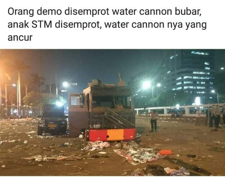 XoDoXModar123's tweet photo. Ancur kan Adek q STM dari pada kalian tawuran bagus ancurkan tuh mobil polisi #TurunkanJokowi #TURUNKANDPR #TurunkanTito #MahasiswaHarusBergerak #MAHASISWABERSATU https://t.co/DbfASqqMMR