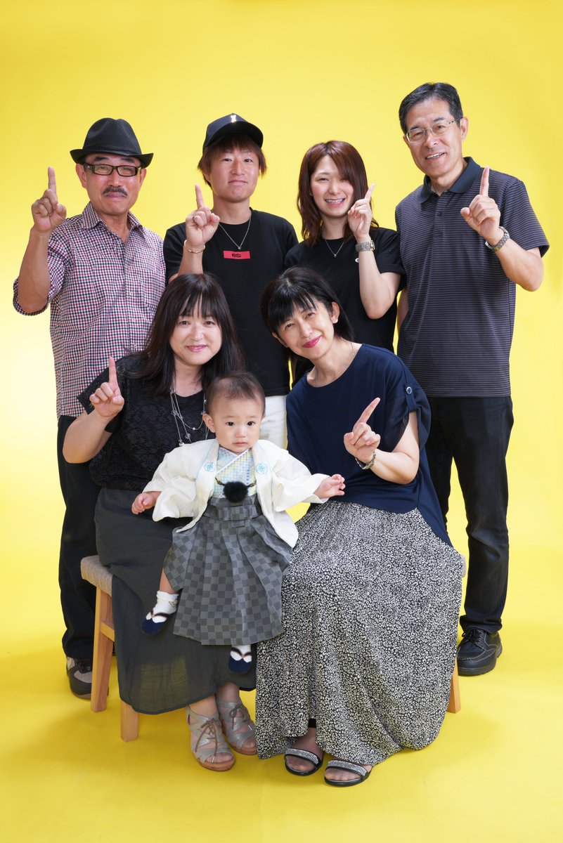 Photo19 בטוויטר あんよがじょうず 親子おそろコーデ 親子リンクコーデ おじいちゃんおばあちゃん みんなで１ お誕生日写真 バースデイフォト 1歳 お誕生日 バースディパーティー 記念写真 家族写真 キッズフォト 写真館 スタジオ 無料衣装 福井