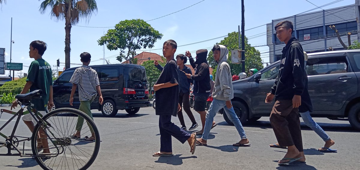 dimaswicak194's tweet photo. Kakak ndak kuat kalo sendiri dek #bocilbarbar #surabayamenggugat #stmbarbar https://t.co/WQs2javPgS