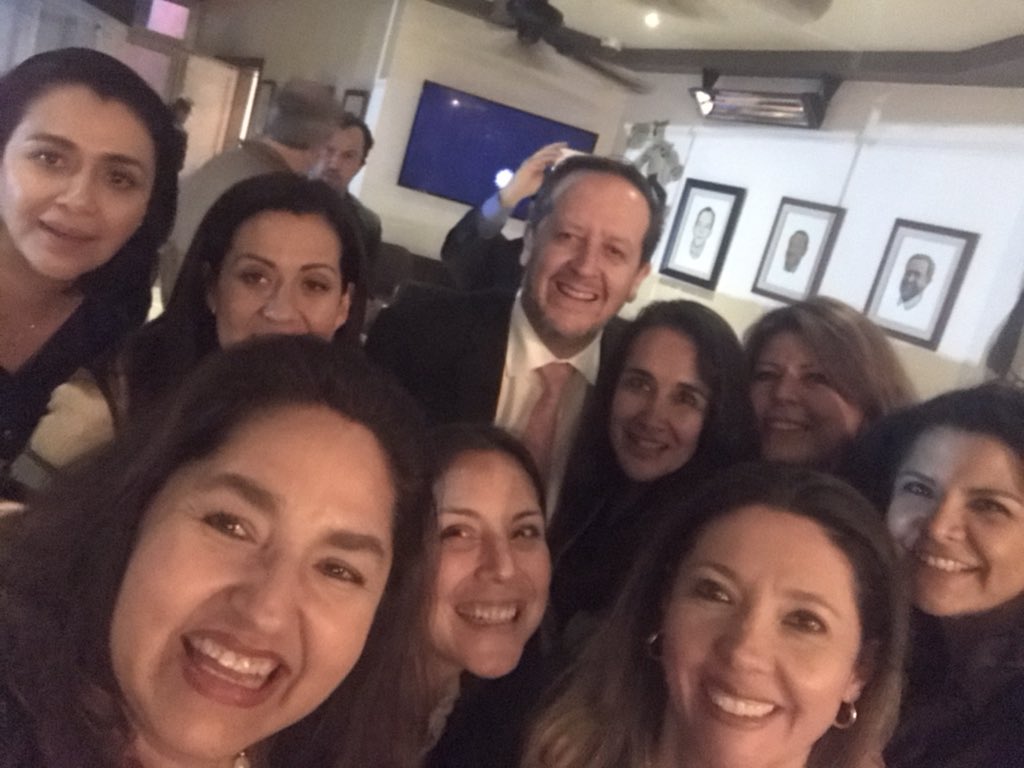 apnacif's tweet photo. #lifeatIBM cuando disfrutas de la compañía de extraordinarios profesionales, celebras y festejas con amigos #beequal @ibm_mx https://t.co/8njB4TpYh7