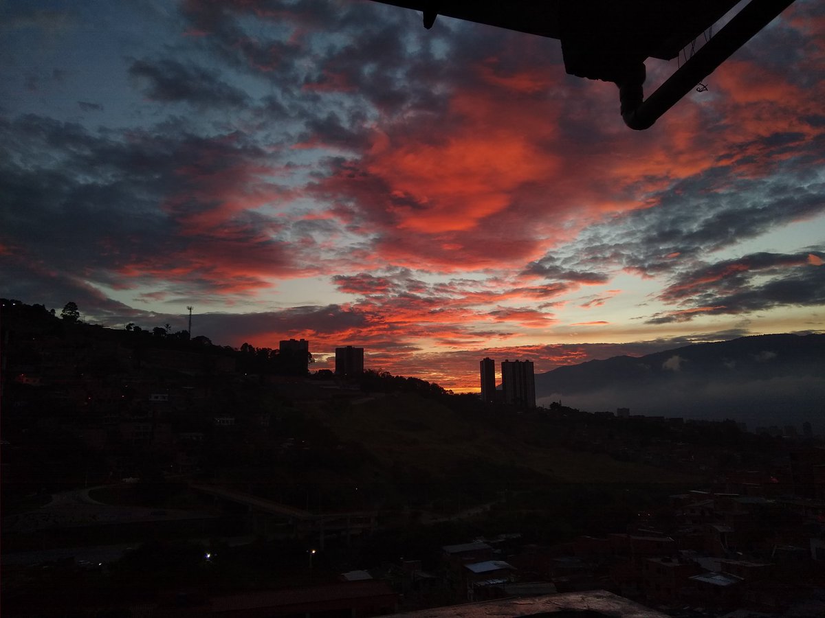 ErickV17's tweet photo. Medellín, 5:00 AM https://t.co/00t0AO8gSY