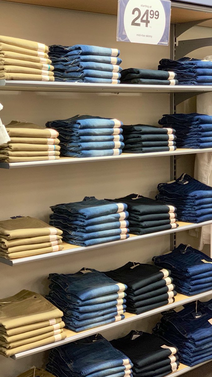 Style consultant Alicia maintaining her zone like a TRUE DBO. Keeping #universalthread filled and making all sizes available for our guests. #T2096 #FunRun #sellsellsell #zoneisqueen #fillthefloor @KTLove812 <a href="/salamlazkani/">salamlazkani</a> @tracyacurry1 <a href="/Eustolio/">Eustolio Calderon</a> <a href="/mariahjsalas/">Mariah Salas</a>