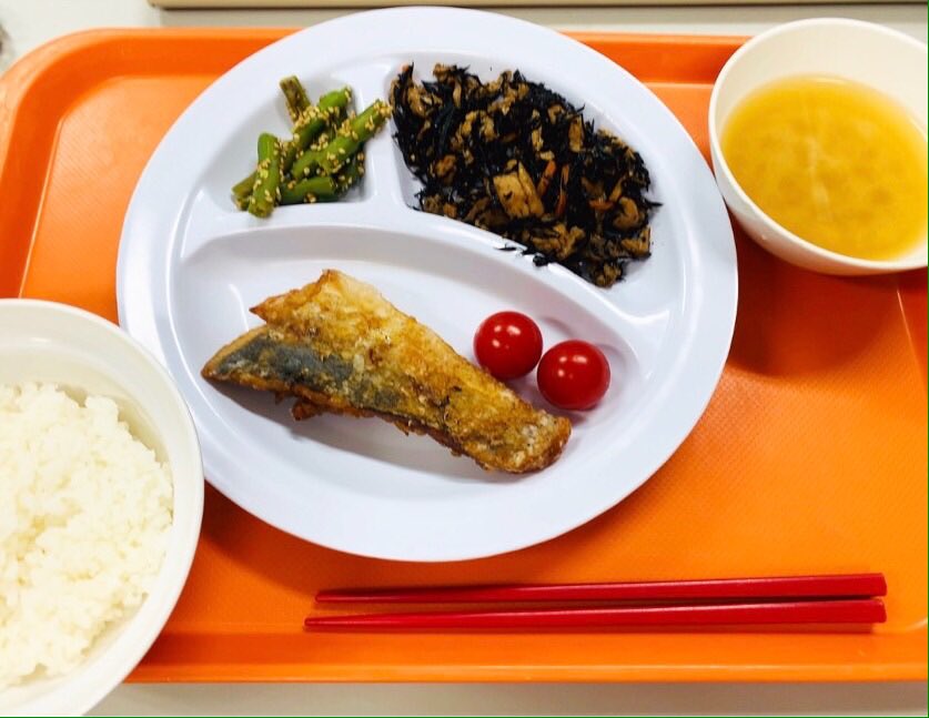 晃陽看護栄養専門学校 公式 本日の給食 ご飯 鰆の竜田揚げ ひじきの煮物 いんげんの胡麻和え 味噌汁 献立作成 栄養士学科卒業生 学校給食 栄養士学科の献立 晃陽看護栄養専門学校 公式 本日の給食 ご飯 鰆の竜田揚げ ひじきの煮物 いんげんの胡麻和え 味噌汁 献立作成 栄養士学科卒業生 学校給食 栄養士学科の献立