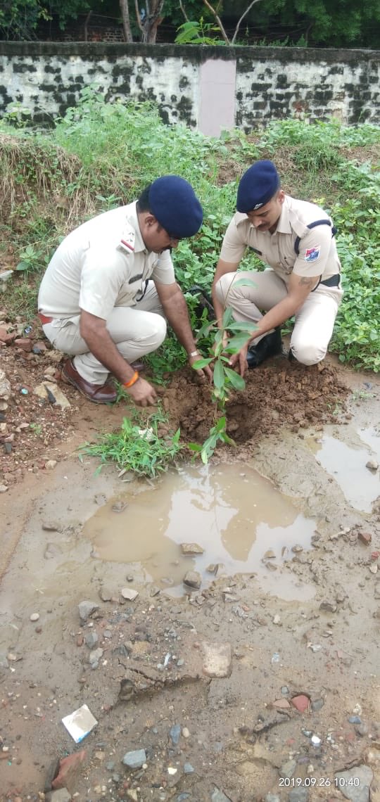 dftindia's tweet photo. @dftindia planted 150 tress in RPF Barrack in #Ahmedabad on #RPFRaisingDay. Also got chance to meet #AshokYadav ji who saved life of a youth who fall from the train while boarding the running #AshramExpress. He is real superhero in #Khaki .
@drmadiwr @WesternRly @PiyushGoyalOffc https://t.co/5mfq6m1R8E