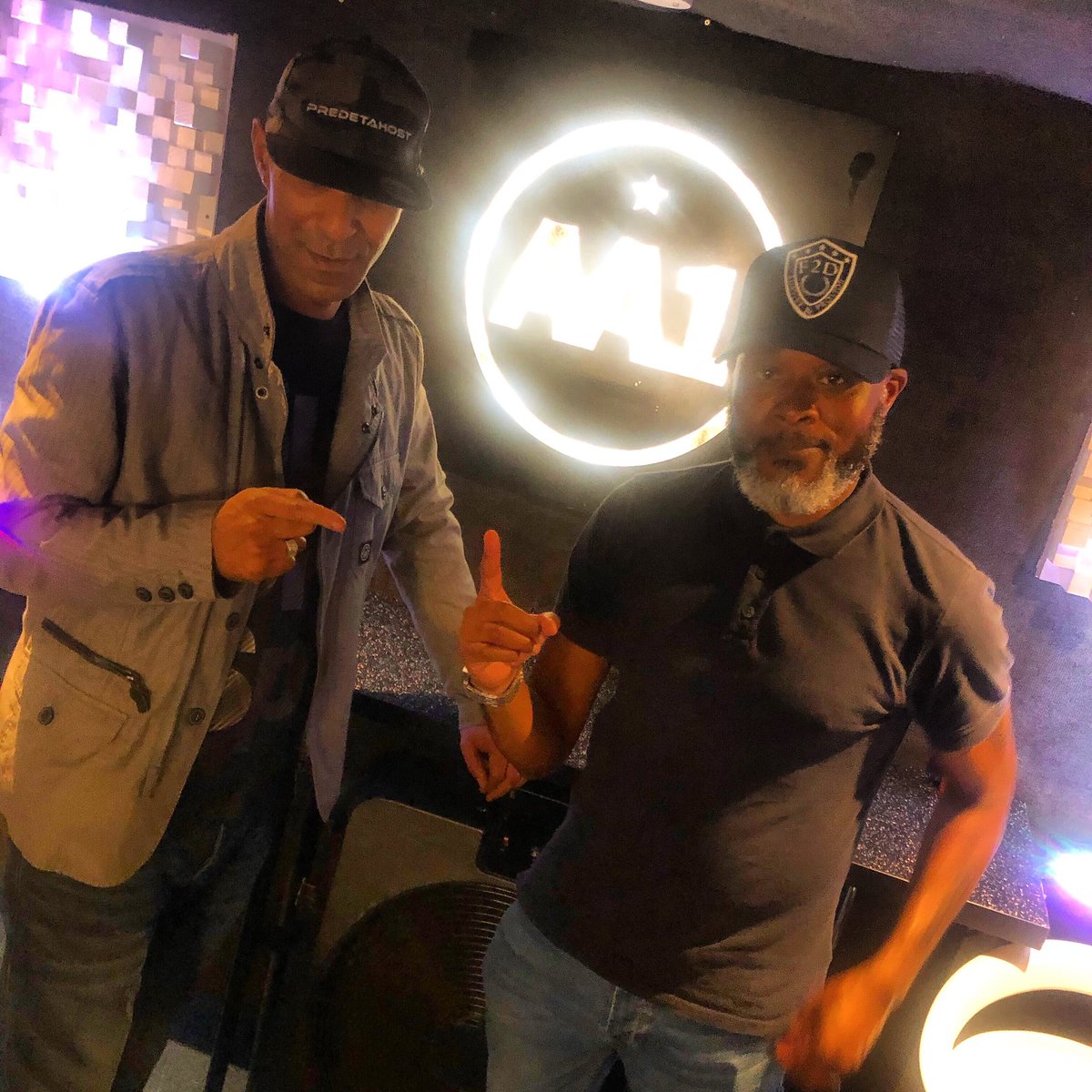 PREDETAmc's tweet image. @midlandsmagic @LMDMUSIC72 @PREDETAmc @addicted2_house Saturdays live show @AA1RADIO 
is up on our @SoundCloud 
If u missed it or just wanna hear it back 😉

Free download available 

Midlandsmagic.com 

soundcloud.com/midlands-magic…