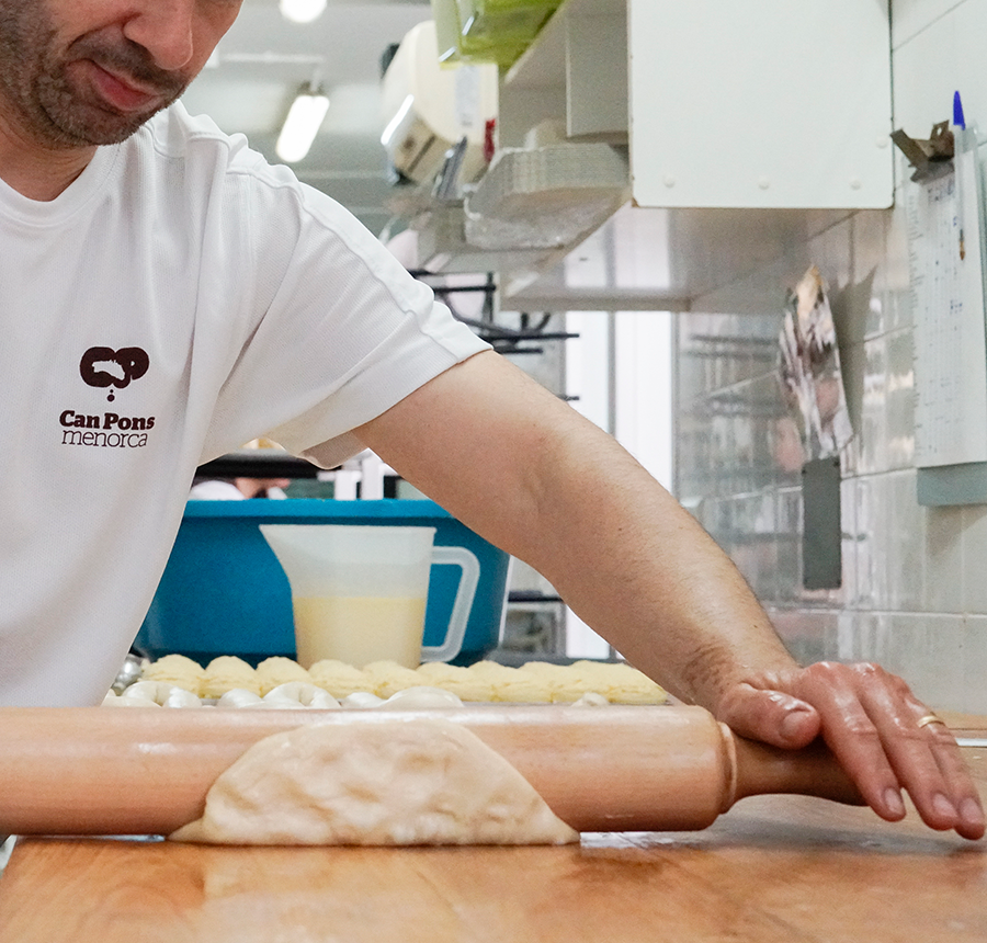 can_pons's tweet photo. Comenzamos un nuevo día en el #obrador haciendo lo que más nos gusta: creaciones pasteleras típicas de la gastronomía menorquina.
Descúbrelas en nuestra web: https://t.co/uUD12oO5RL
#ensaimada #Menorca #canpons https://t.co/Ejj7ldbYGM