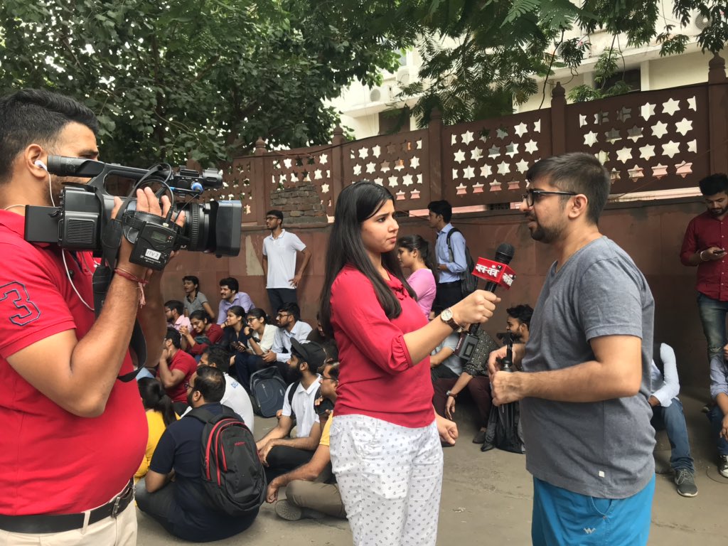 neerajarora91's tweet image. Explaining the issue to jan Tantra. #icaiplschange #DearICAIAmend39_4