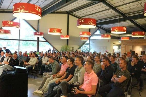 Afgelopen maandag waren ruim 120 Tuinbouw Jongeren aanwezig bij de vijfde editie van de Tuinbouw Jongeren Topsprekerersavond bij Opti-flor. De avond was een groot succes! Lees de samenvatting hier: bit.ly/2n97JRw #tuinbouwjongeren #samenwerken