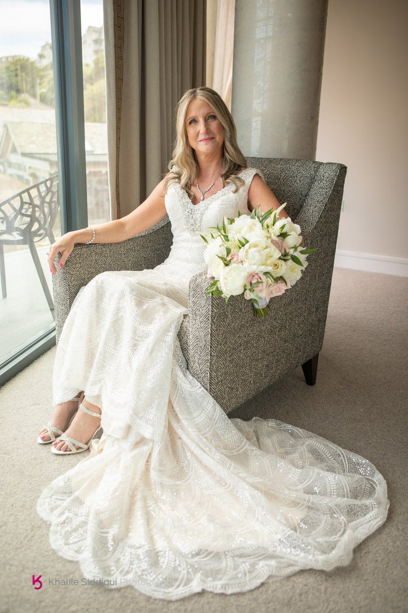 A beautiful Beachside Cornish wedding at @CarbisBay_Hotel with accents of blue
Images <a href="/KhalilePhoto/">Khalile Siddiqui</a>
bit.ly/2ml9Gdi Florals <a href="/WhealSara/">Wheal Sara Flowers</a>