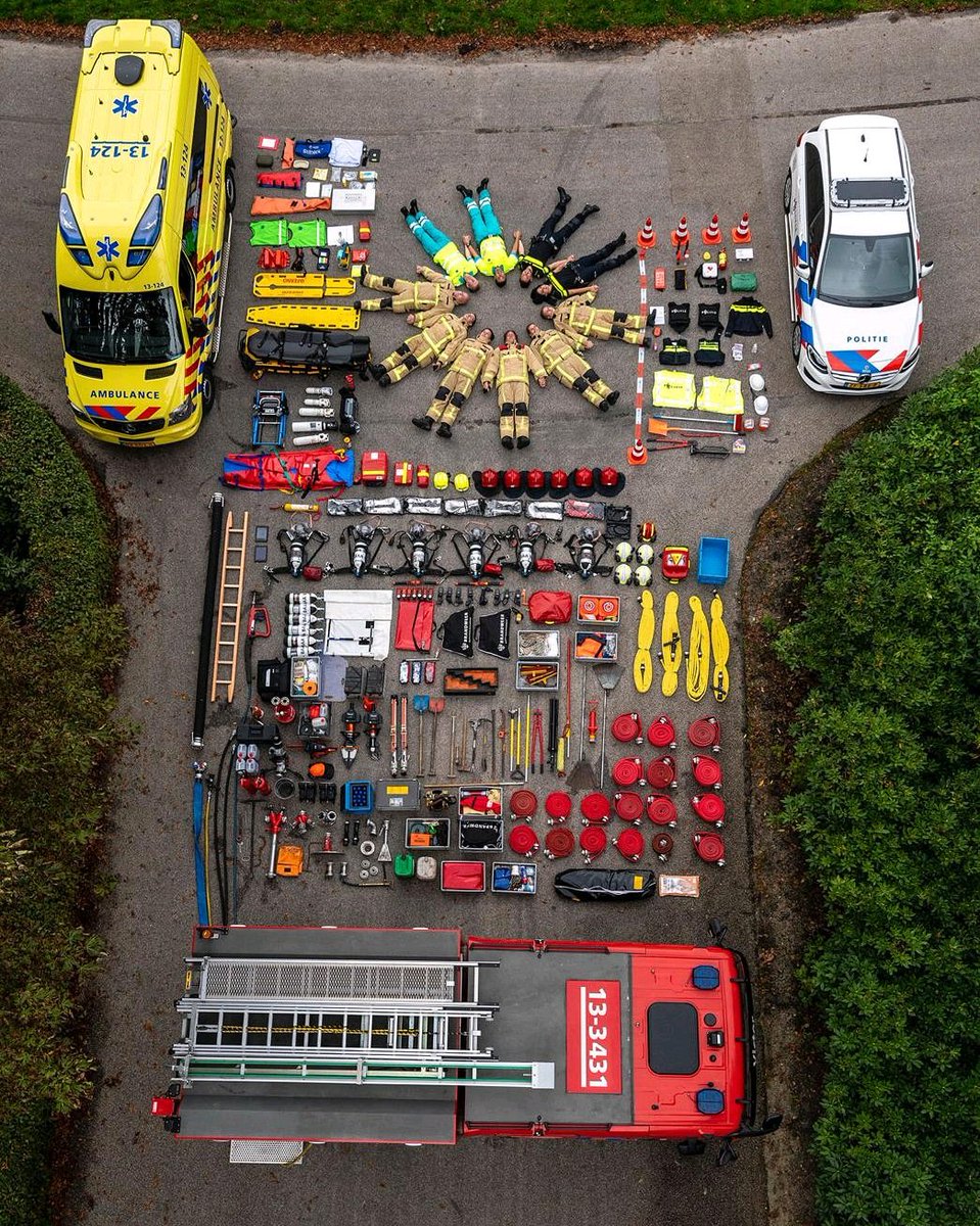 OE_DeKempen's tweet image. De collega's van politie Amsterdam hebben "the next level" van de tetrischallenge te pakken. De drie disciplines ambulance, brandweer en politie, gevangen in één foto. #tetrischallenge #ambulance #brandweer #politie #politieamsterdam #politieveldhovenwaalre