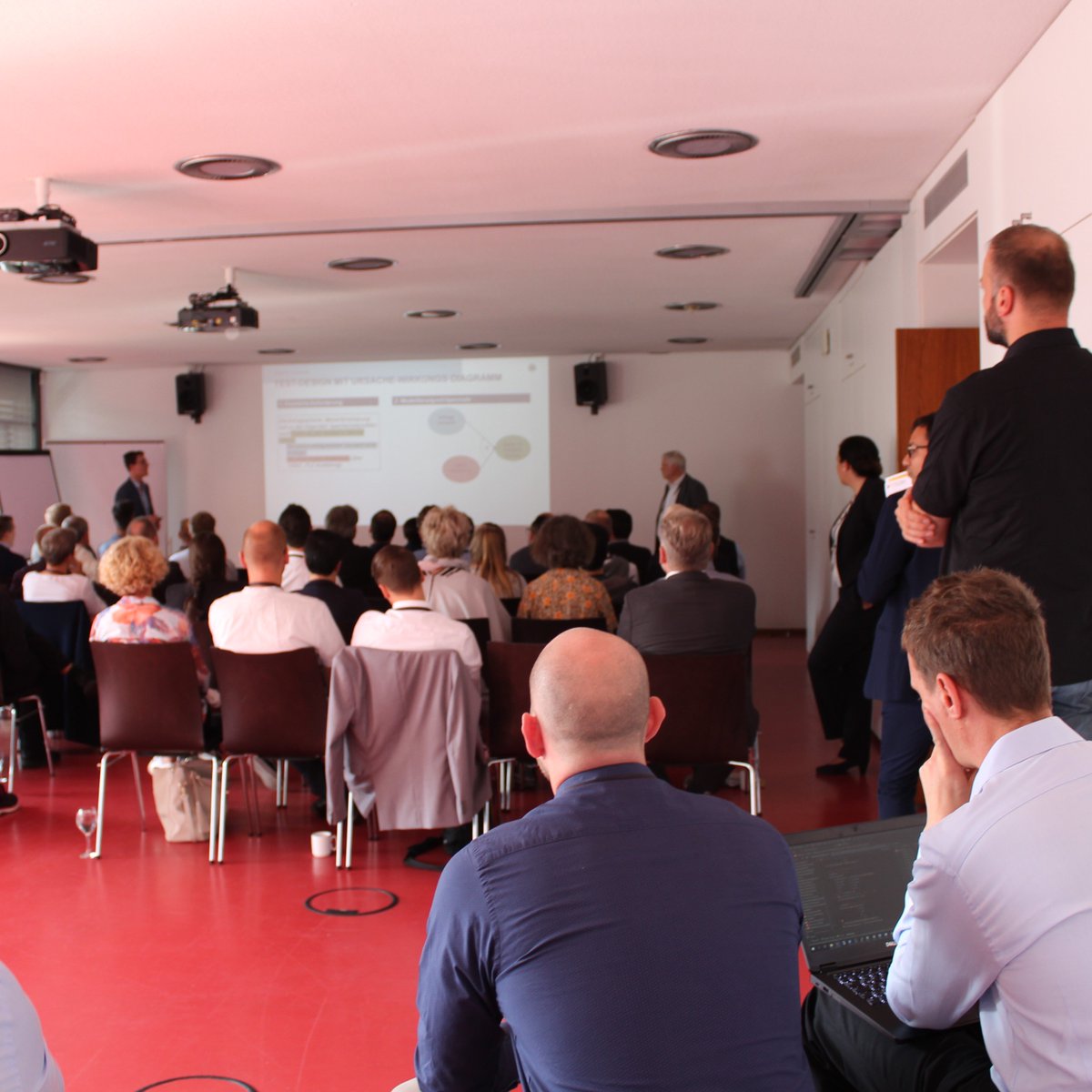 summitcle's tweet photo. #Tacon19
Ein Vormittag mit Wladimir Anselm (Rhenus AG), Dirk Langheim (@viadee_it), Rebekka Haisch & Erik Wiedemann (MAGNA Telemotive GmbH), Björn Scherer (@CosmosDirekt), Dietmar Freudenstein (@allianz_de) & Dr. Benedikt Hauptmann (@qualicen)❗️
Da schlägt das Testerherz höher💓 https://t.co/BmhYEXkT1C