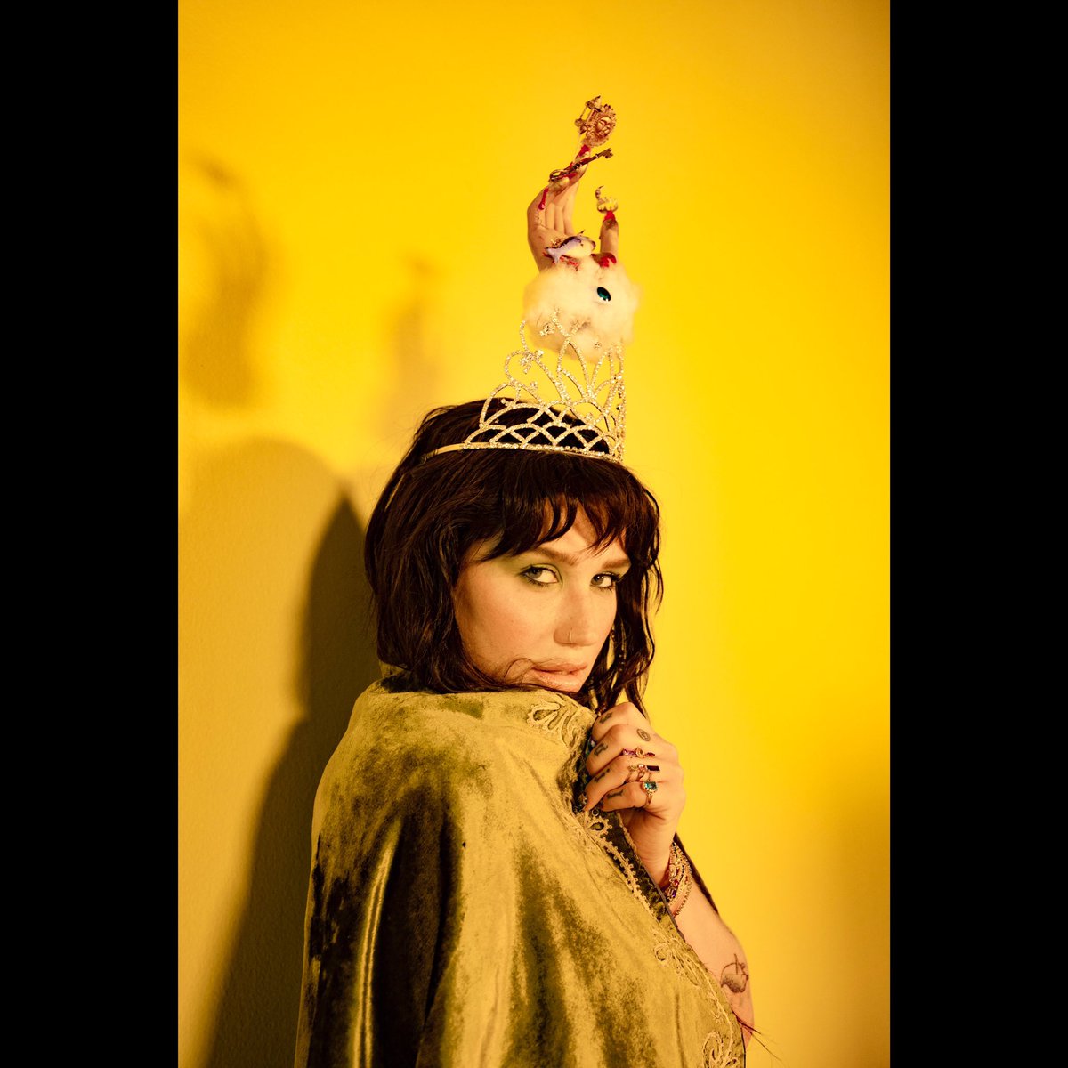 KeshaRose's tweet photo. ANIMALS!!!! yall deserve to know first.....New Music Is Coming VERY Soon!!!! So excited!  Spoiler alert - I Got My Ball's Back☠️👾👽 https://t.co/IgshTrsLVX