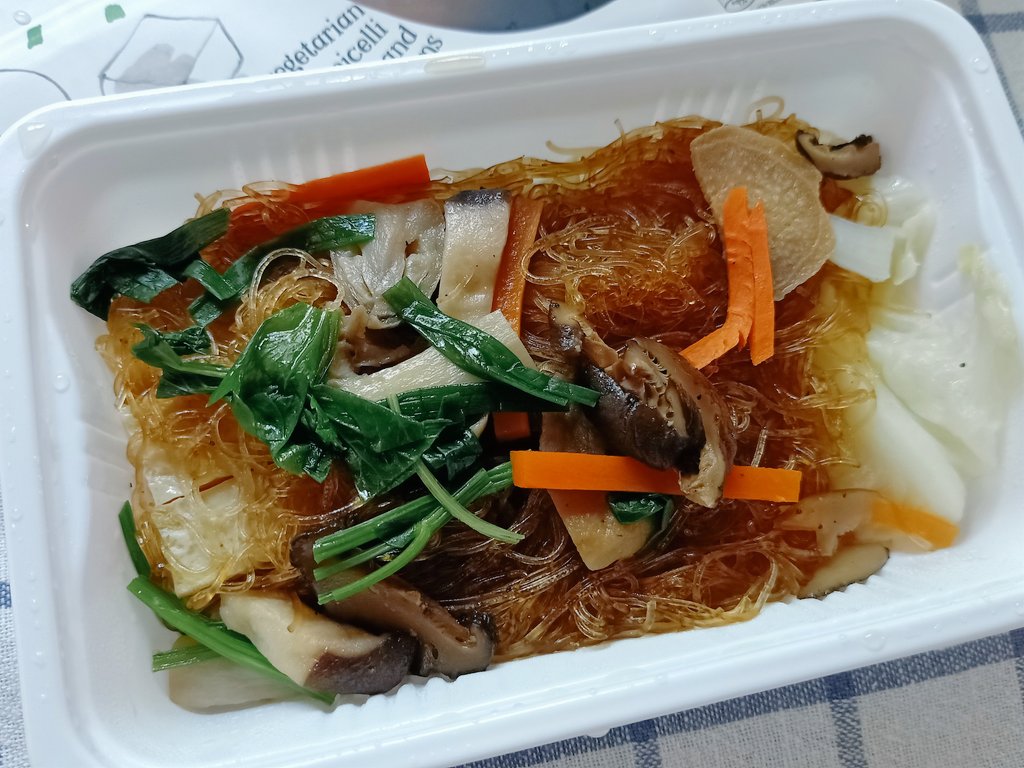 safehouse41's tweet photo. ใกล้เทศกาลกินเจ สะดุดตาแพคเกจเลยหยิบมาลอง รสชาติกำลังดี ไม่เค็มจัดไม่หนักพริกไทยกินเปล่าๆได้ มีเห็ดเต้าหู้ผักเยอะใช้ได้ 59 บาท #อร่อยไปแดก #อร่อยบอกต่อ #อร่อยนะรู้ยัง #ไว้รีวิวห้ามขายของโว้ยย https://t.co/qoilteypN0